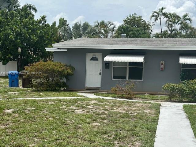 UNIT WITH NEW KITCHEN COUNTER TOP & NEW LIGHT FIXTURES. FRESHLY PAINTED. THIS
IS A 1 BED 1 BATH UNIT VERY PRIVATE WITH PARKING AND PLENTY OF BACK AND FRONT YARD. LOCATED
WITHIN WALKING DISTANCE TO DOWNTOWN OAKLAND PARK AND ALL ITS RESTAURANTS AND SHOPS. SHORT
DRIVE TO WILTON DRIVE AND BEACHES. WILL NOT LAST LONG. $65 MONTHLY WATER FEE. TENANT PAYS OWN
ELECTRIC. FAST APPROVAL