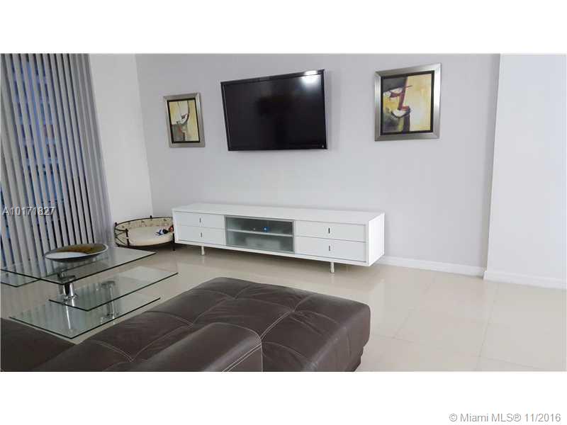 RESIDENCES ON HOLLYWOOD B - Residential Lease