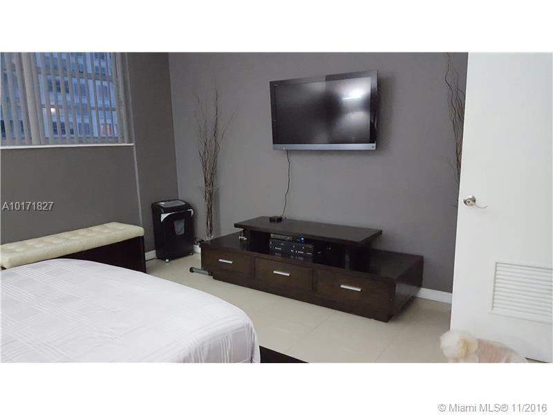 RESIDENCES ON HOLLYWOOD B - Residential Lease