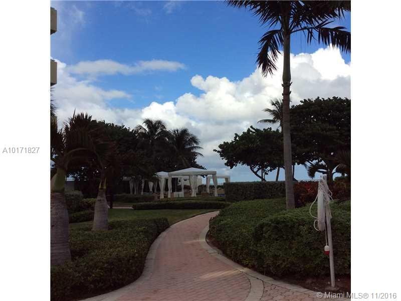 RESIDENCES ON HOLLYWOOD B - Residential Lease