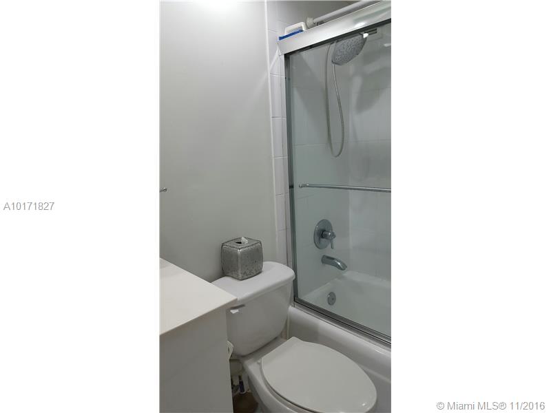 RESIDENCES ON HOLLYWOOD B - Residential Lease