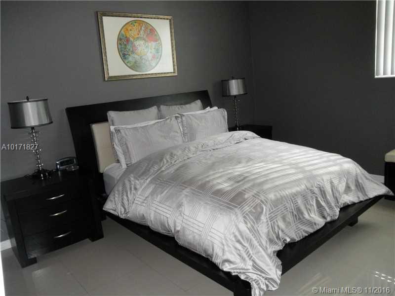 RESIDENCES ON HOLLYWOOD B - Residential Lease