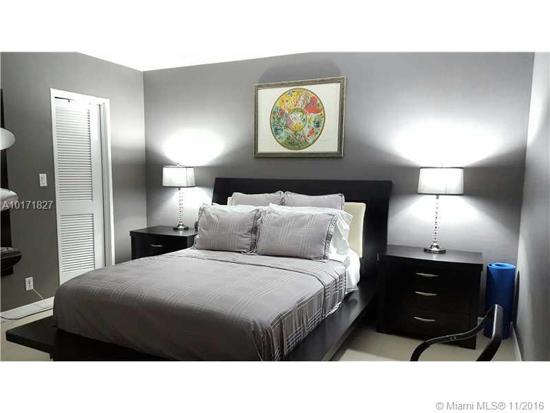 RESIDENCES ON HOLLYWOOD B - Residential Lease