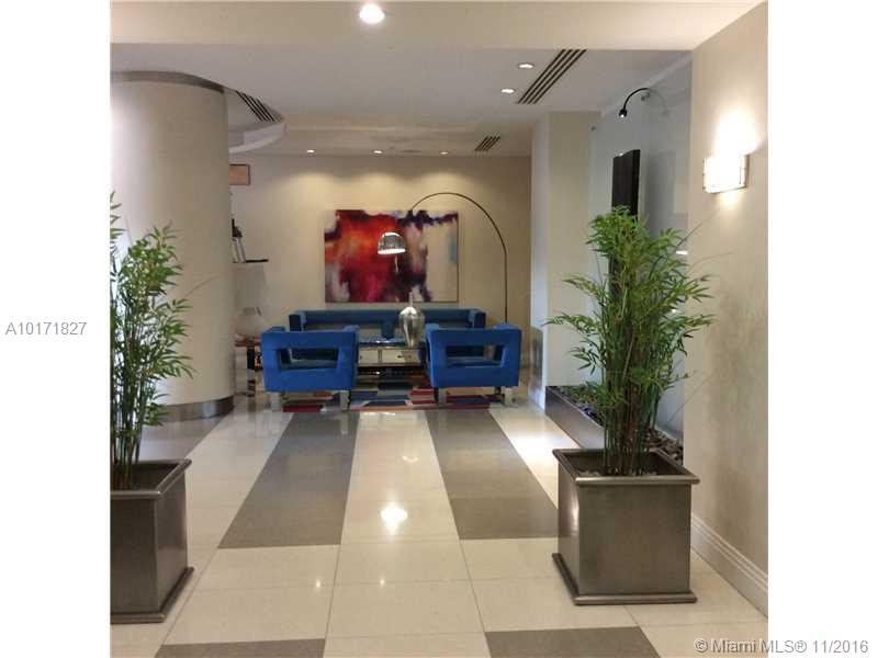 RESIDENCES ON HOLLYWOOD B - Residential Lease