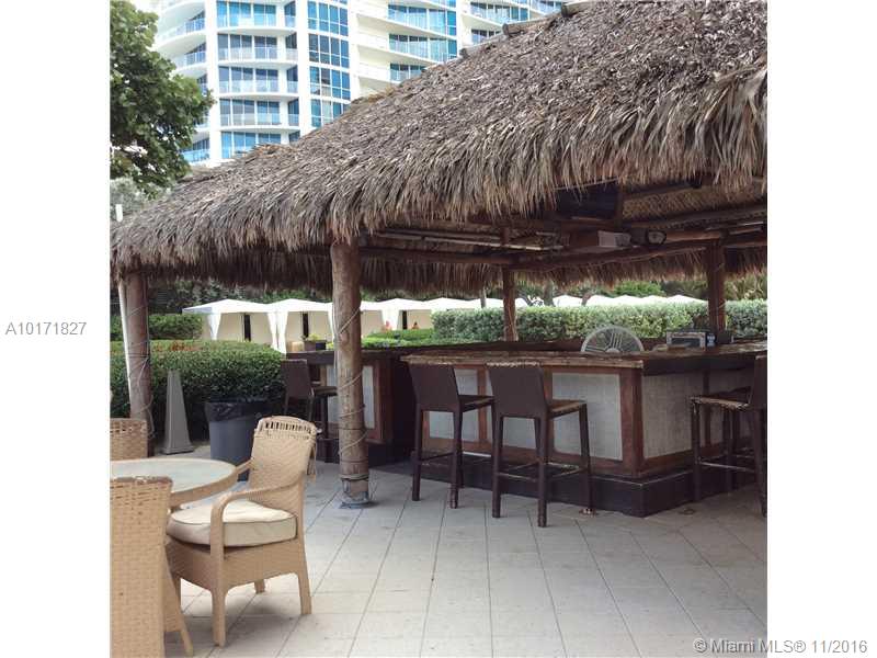 RESIDENCES ON HOLLYWOOD B - Residential Lease