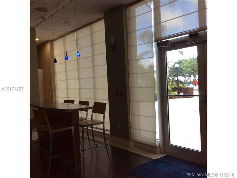 RESIDENCES ON HOLLYWOOD B - Residential Lease