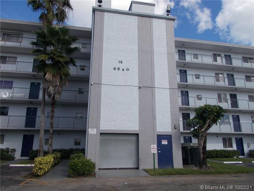 NICE UNIT ONE BEDROOM 1 BATH IN GREAT LOCATION WITH LAUNDRY FACILITIES WITH 24/7 SECURITY,
EXCELLENT LOCATION .