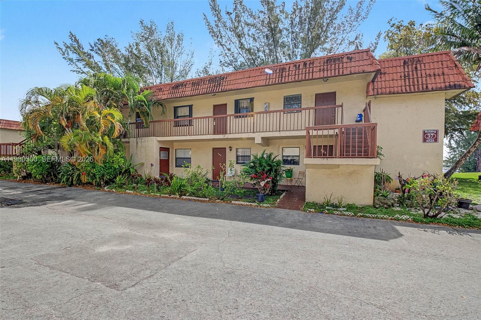 LAGO GRANDE THREE-A CONDO - Residential