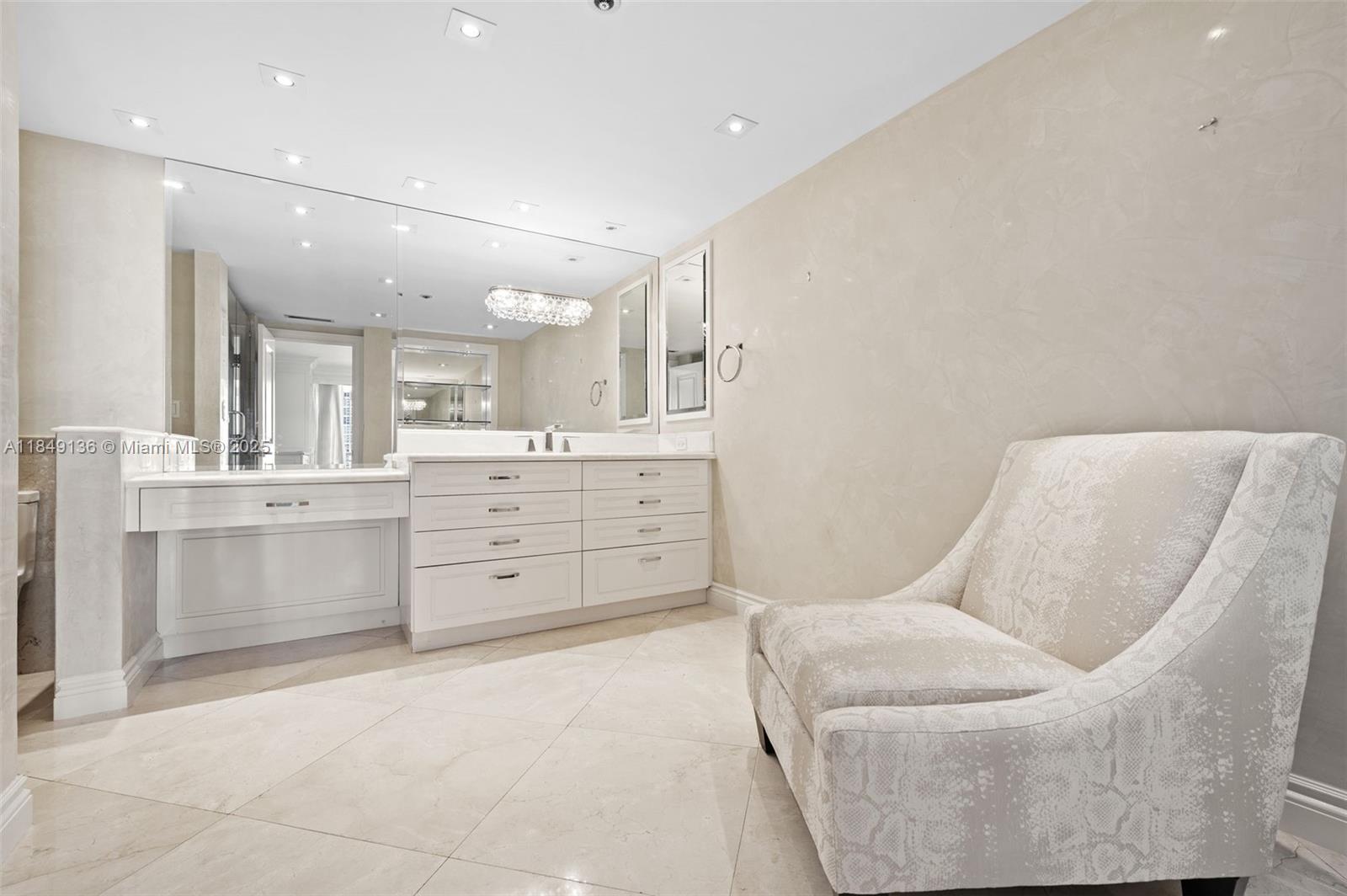 KENILWORTH CONDO - Residential