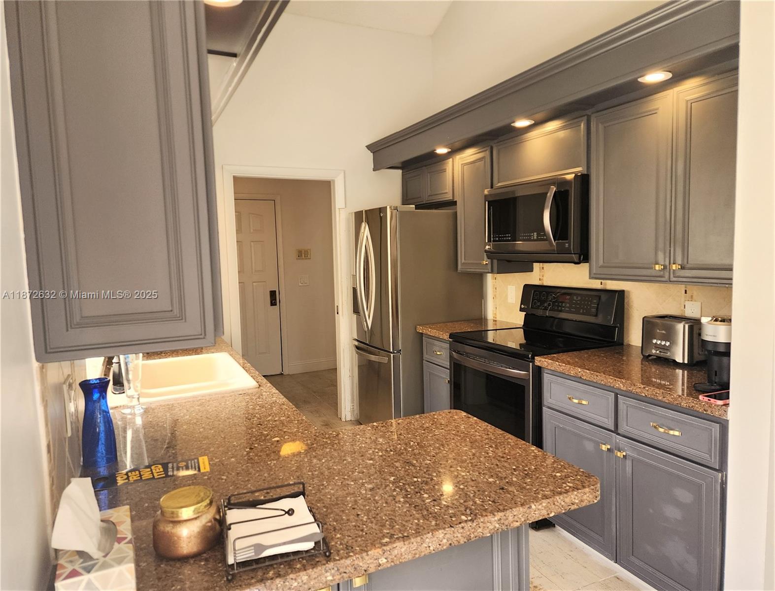 SARATOGA POINTE - Residential