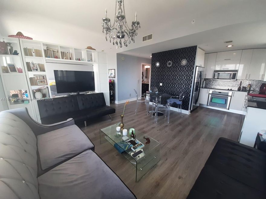 Well illuminated furnished unit with stunning Open floor Plan, Corner unit, studio with 1 Bedroom and nice views,
completely updated, Building has a very convenience location with walking distance to: Brickell Citi Centre, Mary
Brickell Village, Bayside, Restaurants and much more. Unit is Move in ready with stainless steel appliances. Enjoy
the great Amenities offered at The Infinity building like: Gyn, Pool, Sauna, Jacuzzi, 24 Hours Security, Doorman &
Valet Parking. For showing instructions please contact Co-Listing Agent: Mariajulieta Valencia.