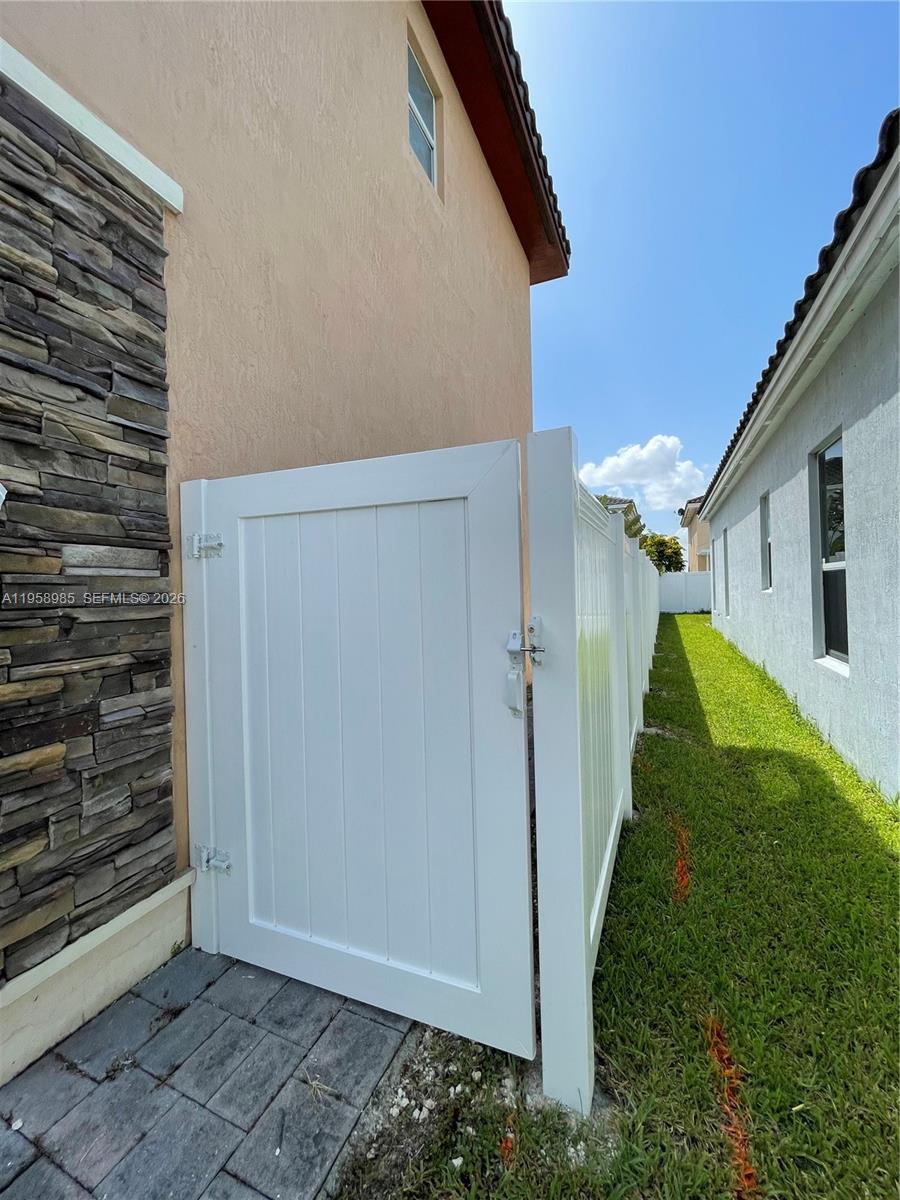 KENDALL COMMONS RESIDENTI - Residential Lease