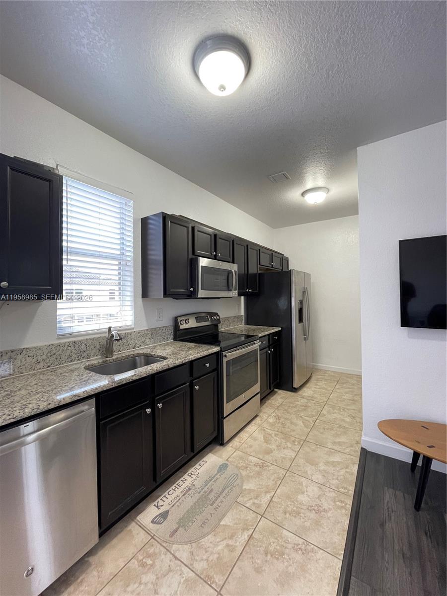 KENDALL COMMONS RESIDENTI - Residential Lease