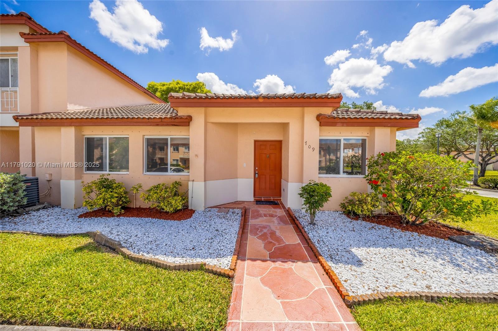 709 Nw 208th Way 709, Pembroke Pines, Miami-Dade County, Florida - 3 Bedrooms  
2 Bathrooms - 