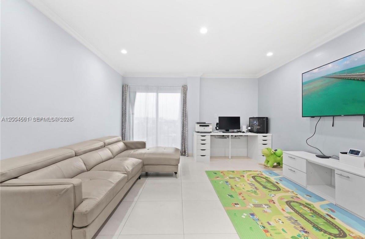 GOLDEN GATE CONDO - Residential