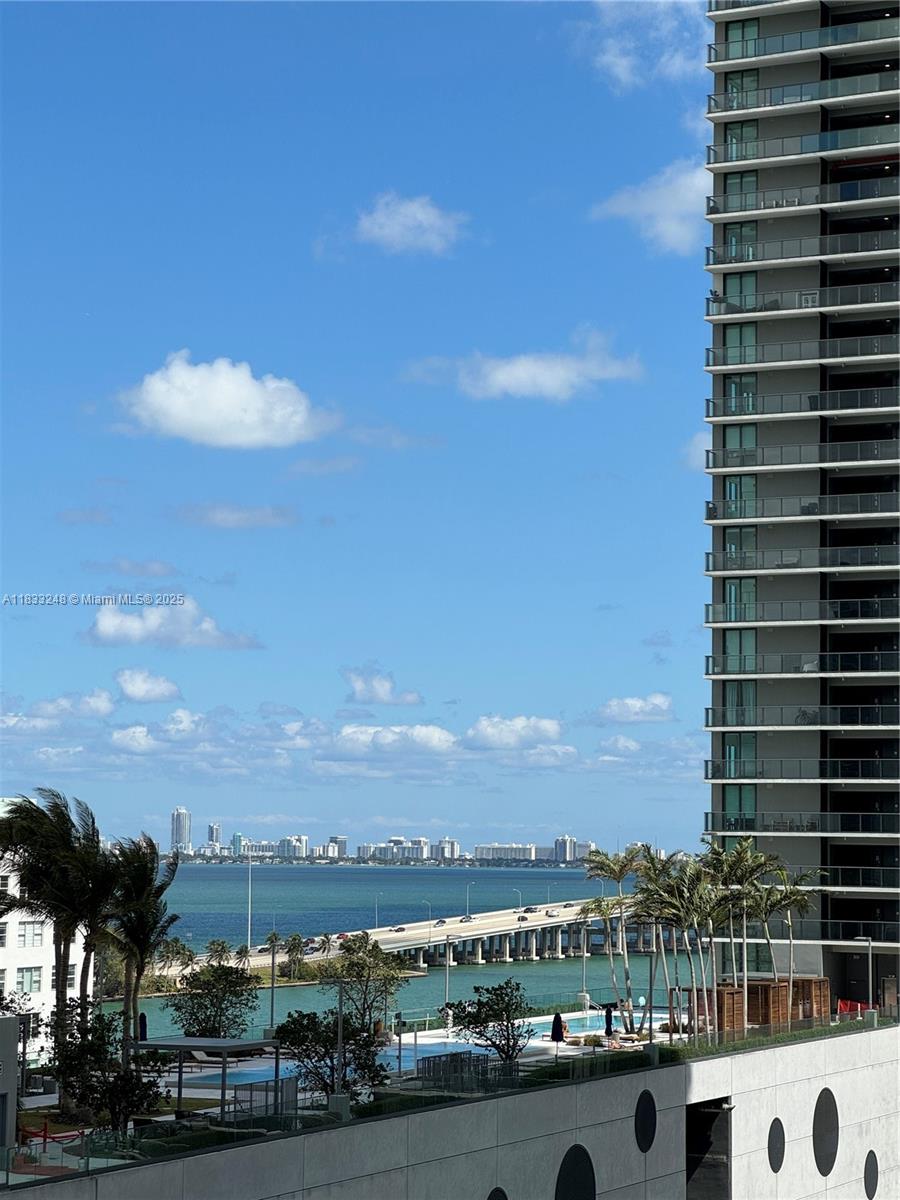 APARTMENT WITH DIRECT WATER VIEW DESIGNED BY KARIM RASHID. BRIGHT AND OPEN 1BED + DEN AND ONE AND HALF BATHROOM WITH HIGH CEILINGS AND FLOOR TO CEILING GLASSES. WALK-IN CLOSETS, OPEN KITCHEN WITH TOP OF THE LINE BOSCH APPLIANCES, WASHER AND DRYER IN UNIT. WALK TO DOWNTOWN, WYNWOOD, MIDTOWN, DESIGN DISTRICT. FULL SERVICE BUILDING INCLUDING THE SKY-ROOF-TOP POOL WITH AMAIZING VIEWS, 5TH FLOOR POOL, BARBECUES AREAS, FITNESS CENTER, SPA, SAUNA, PARTY ROOM, TENNIS COURTS. 24H FRONT DESK AND VALET PARKING. ACCESS TO PARAISO BEACH CLUB