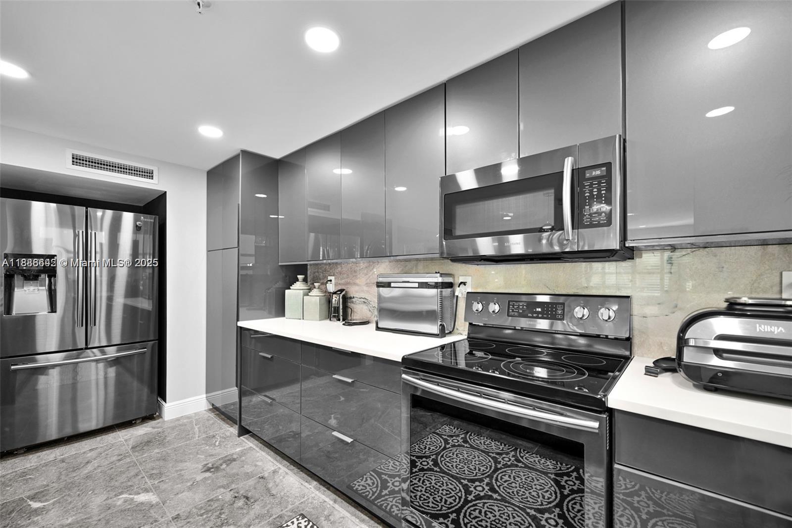 EVERGLADES OF NORTH PALM - Residential Lease