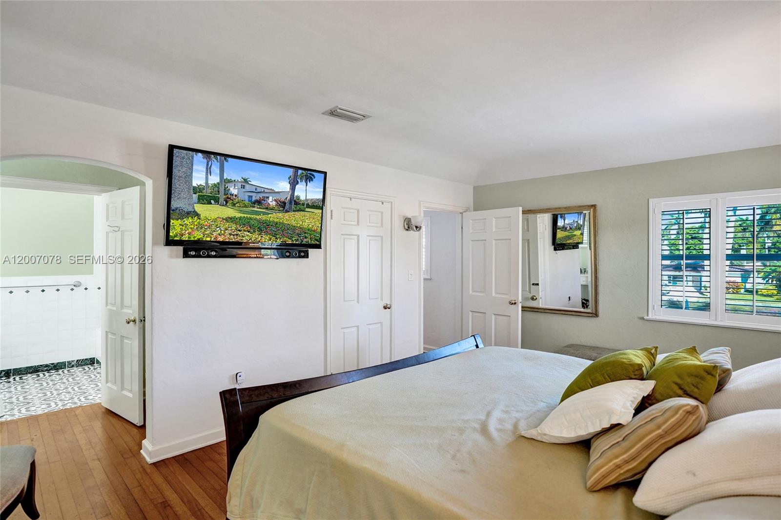 HOLLYWOOD LAKES SECTION - Residential