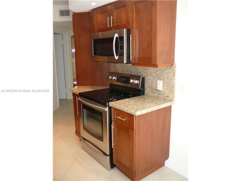 3610 Yacht Club Dr 211