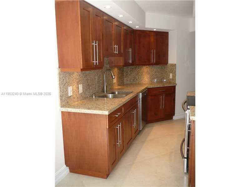 3610 Yacht Club Dr 211