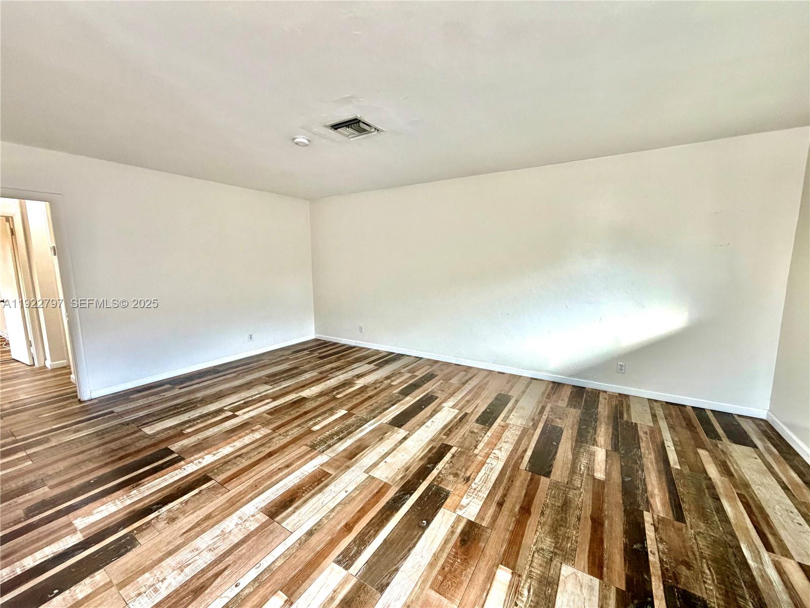 TOWNE APARTMENTS ASSOCIAT - Residential Lease