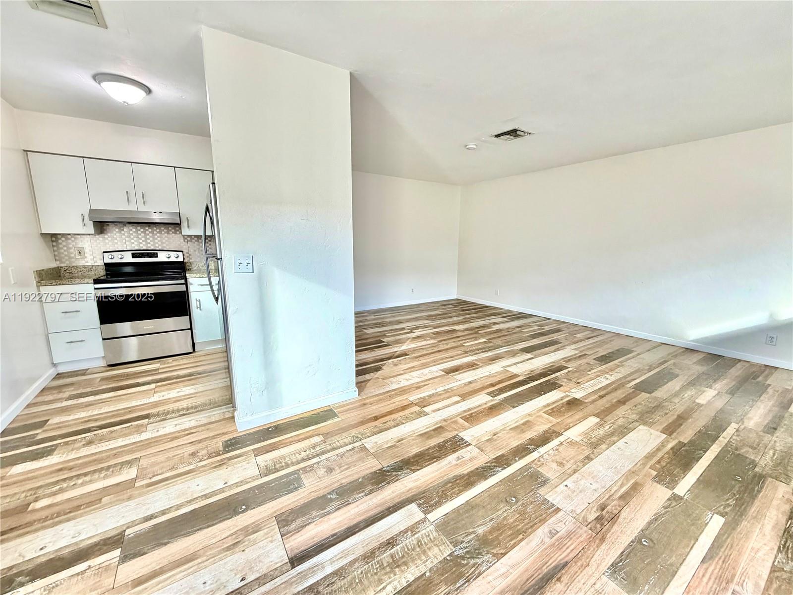 TOWNE APARTMENTS ASSOCIAT - Residential Lease