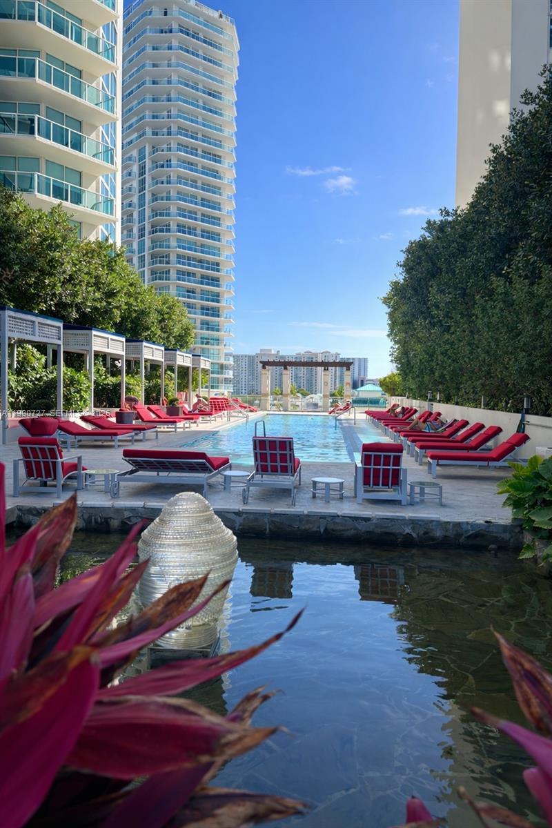 ST TROPEZ ON THE BAY III - Residential