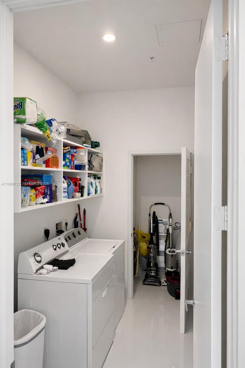 ST TROPEZ ON THE BAY III - Residential