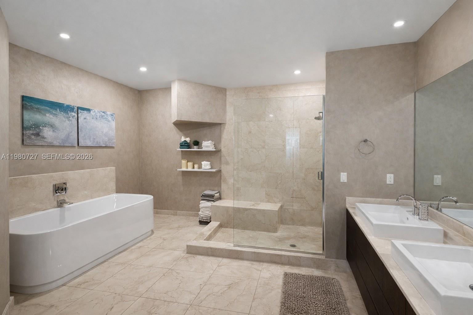 ST TROPEZ ON THE BAY III - Residential