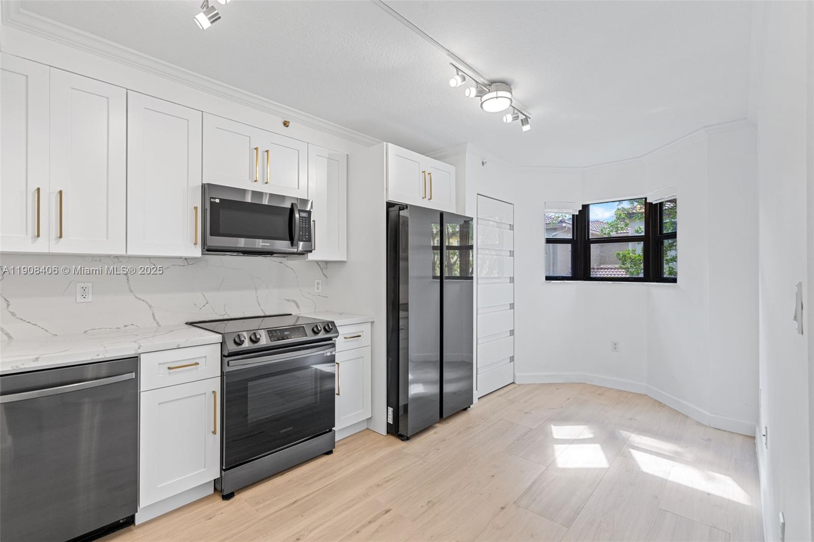 THE COURTS AT BAYSHORE II - Residential