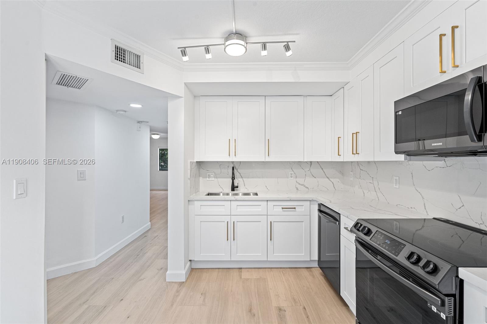 THE COURTS AT BAYSHORE II - Residential