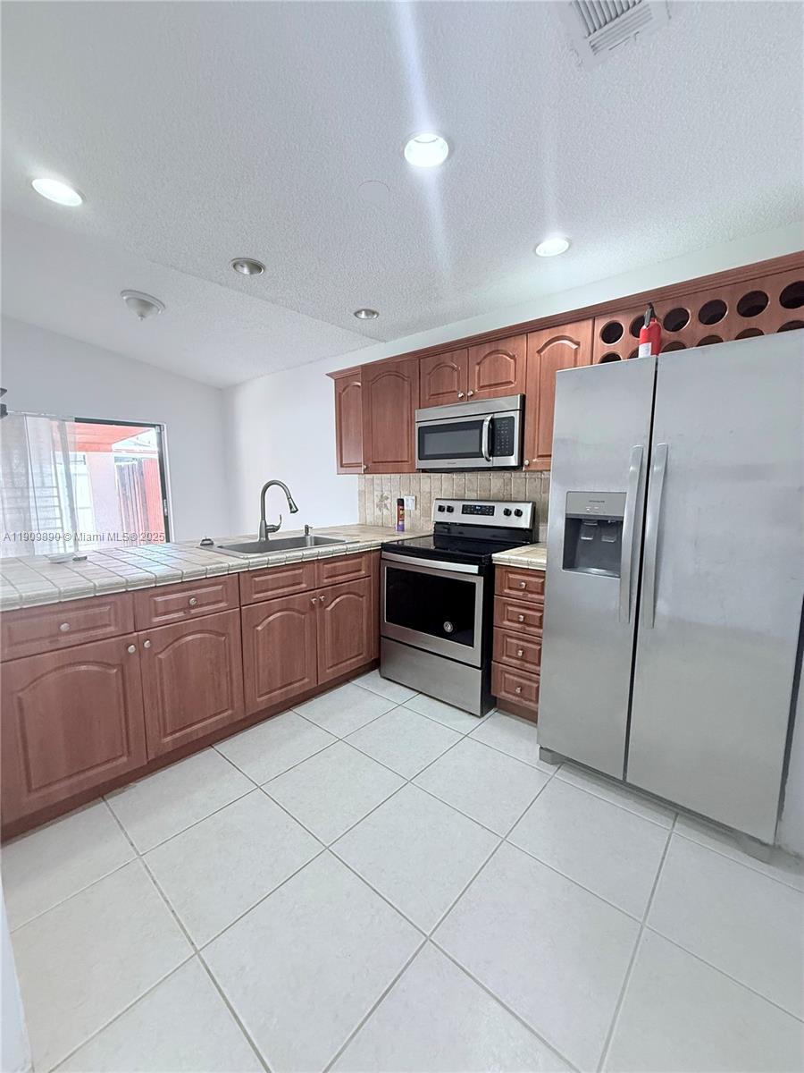 6430 W 25th Ln, Hialeah, FL, 33016/$474,999 1 6430 W 25th Ln