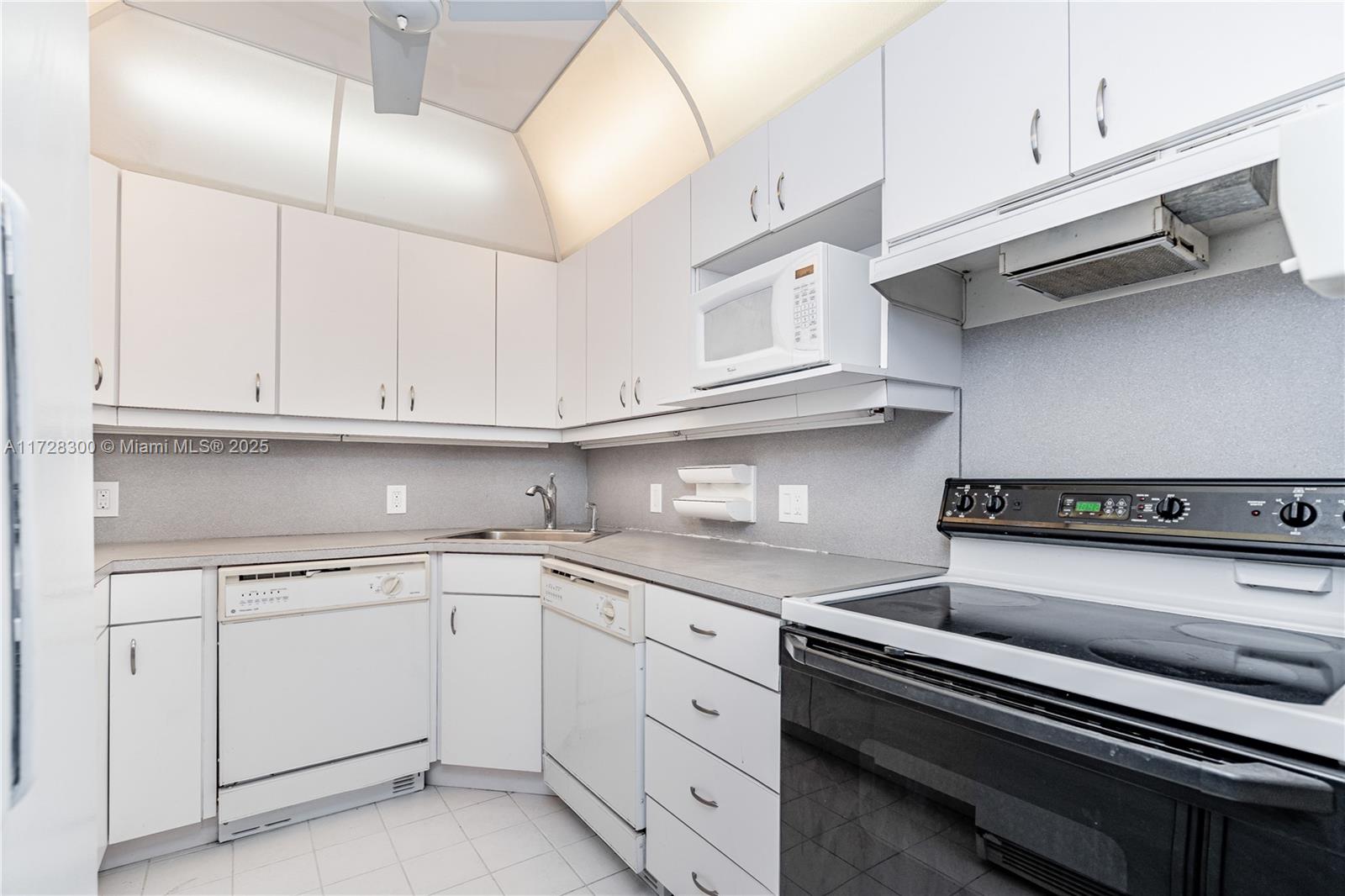 AVENTURA EL DORADO CONDO - Residential