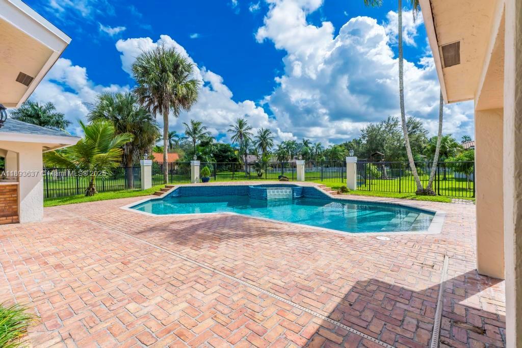 DAVIE WHISPERING PINES - Residential