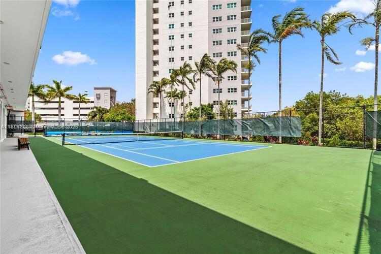 THE OAKS I CONDO - Residential