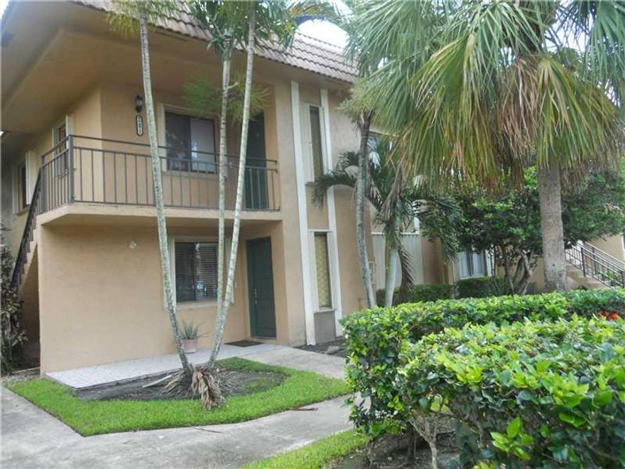 GREAT CORNER PROPERTY. 2 BEDS 2 BATHS.REMODELED UNIT. NICE KITCHEN.HURRICANE ACCORDION SHUTTERS. DOUBLE SLIDING GLASS DOOR.BEAUTIFUL WATER VIEW.GREAT LOCATION.