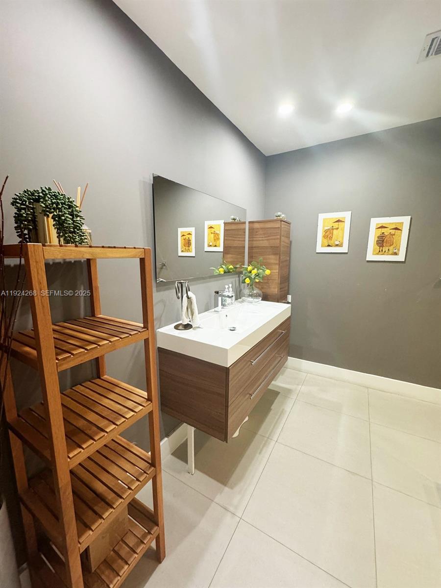 BLUE LAKE ESTATES - Residential Lease