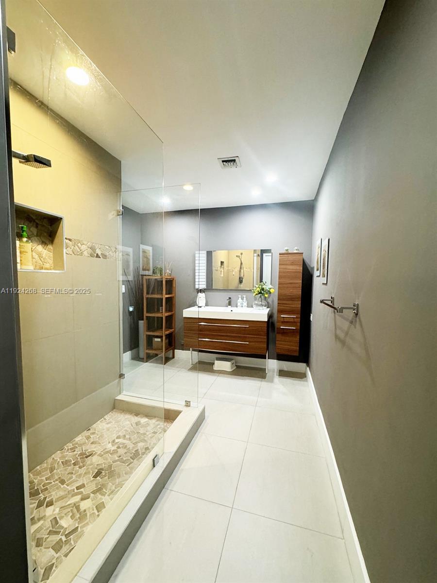 BLUE LAKE ESTATES - Residential Lease