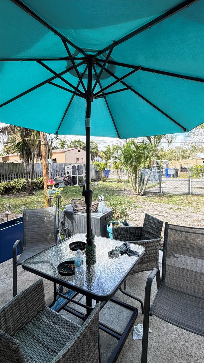 HOLLYWOOD ESTATES - Residential Lease