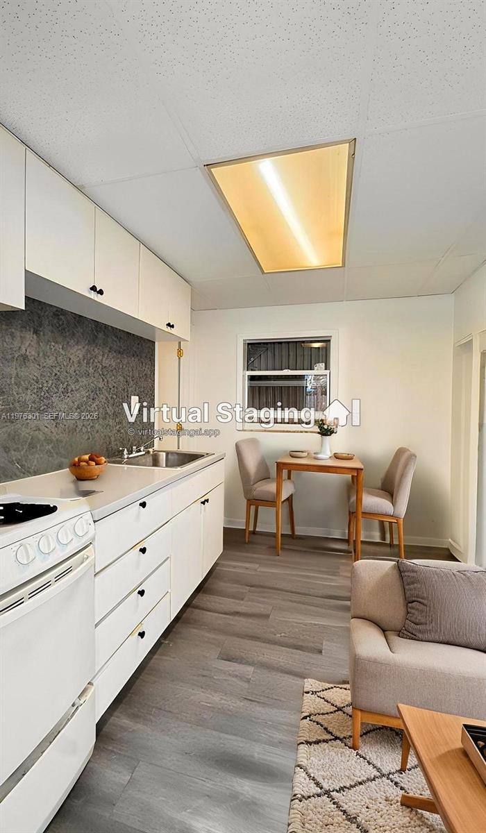 HOLLYWOOD ESTATES - Residential Lease