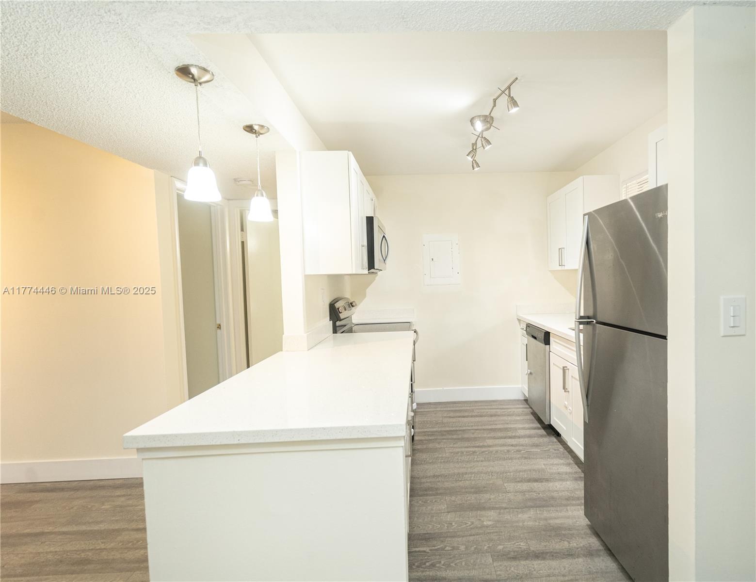 search properties 4 185 Lakeview Dr 102