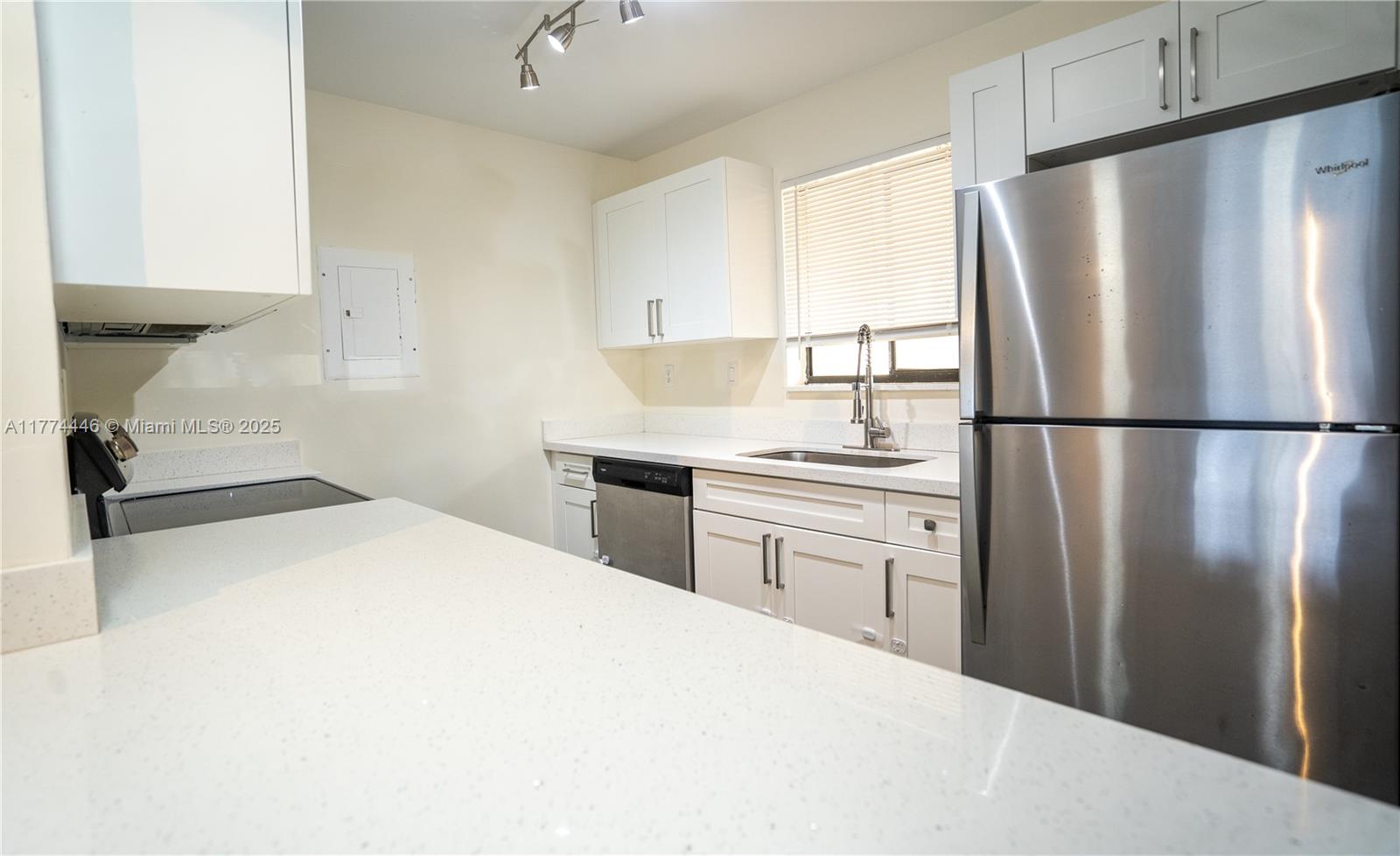 search properties 1 185 Lakeview Dr 102