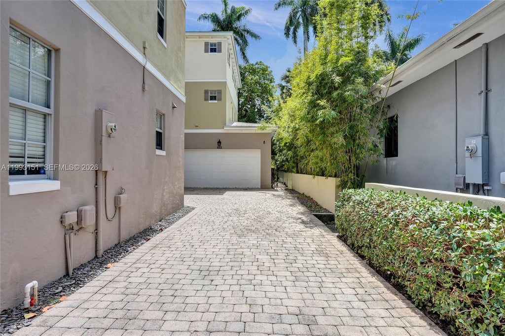 Photo of 822 SW 10th St, Fort Lauderdale, FL 33315 (MLS # A11993151)