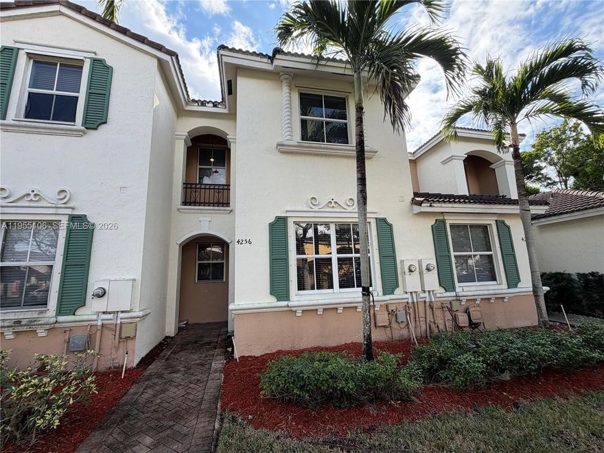 Spacious 2-story townhome in Homestead. First floor features ceramic tile, second floor carpet throughout. All appliances in excellent condition. Open and functional floor plan with formal dining area, large living and family rooms, and kitchen with island, storage, and snack bar. Fenced backyard with storage room. Community offers gated entry with call box, playground on site, pool, gym, and clubhouse within driving distance. Unit includes two parking spaces. Conveniently located near Florida Turnpike. en espanol