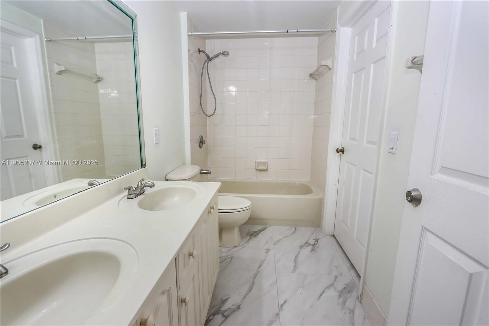 UNIVERSITY PARC RESIDENCE - Residential Lease