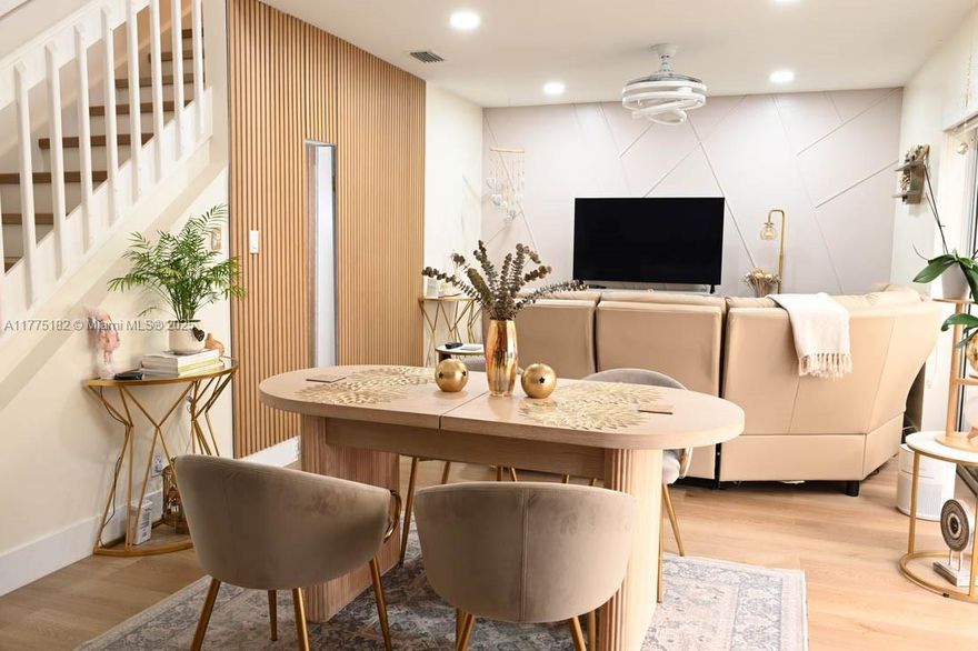 Beautiful townhouse, completely remodeled and modern, with a welcoming family atmosphere that will make you fall in love. Come see it and find the home of your dreams.