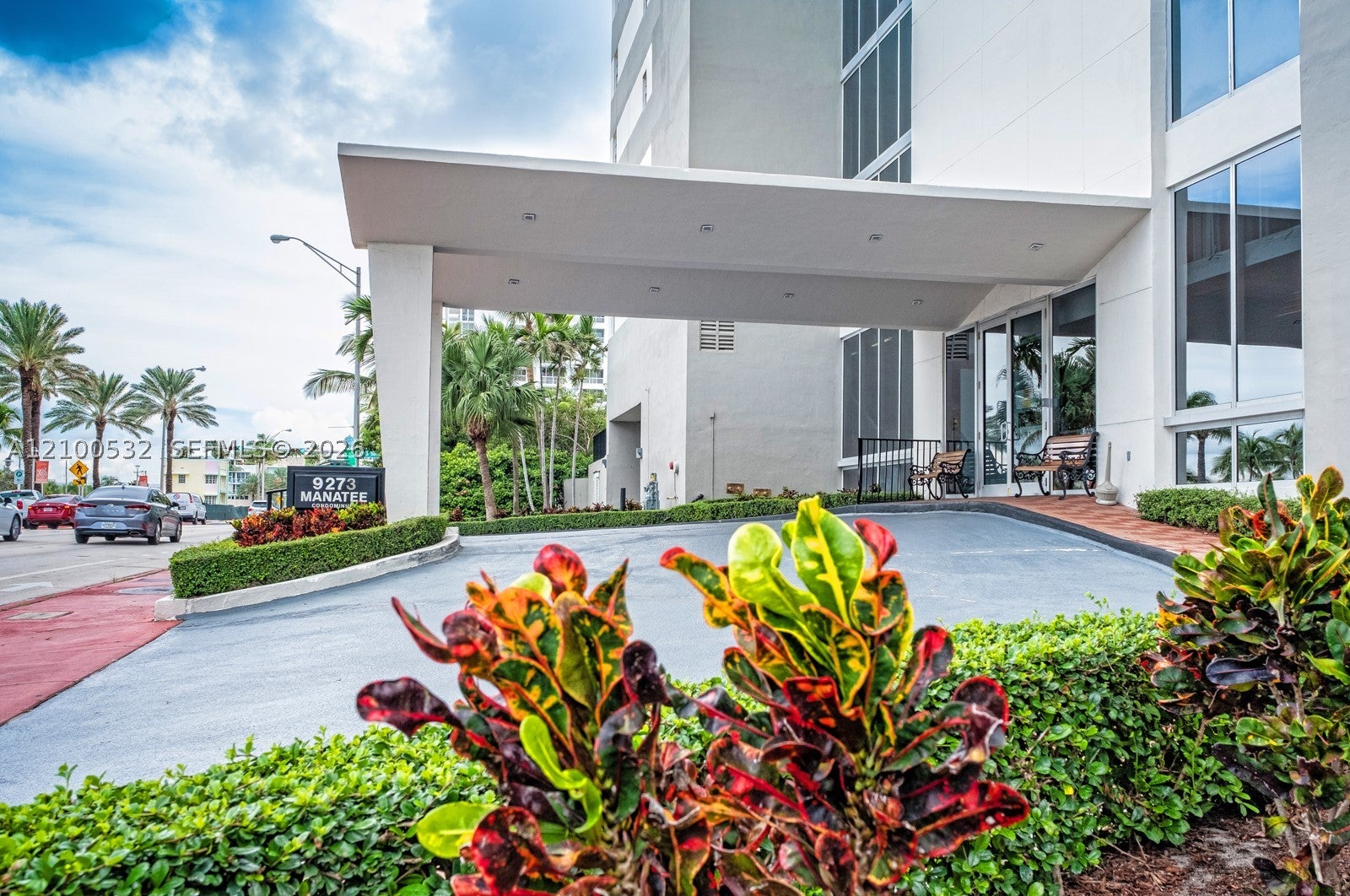 9273 Collins Ave 912
