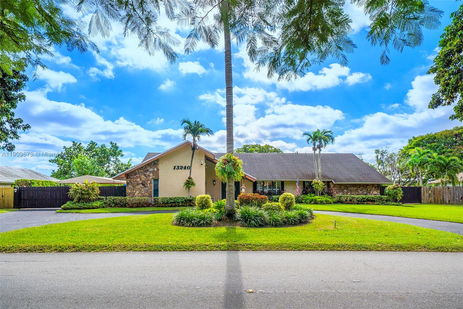 CALUSA CLUB ESTATES - Residential