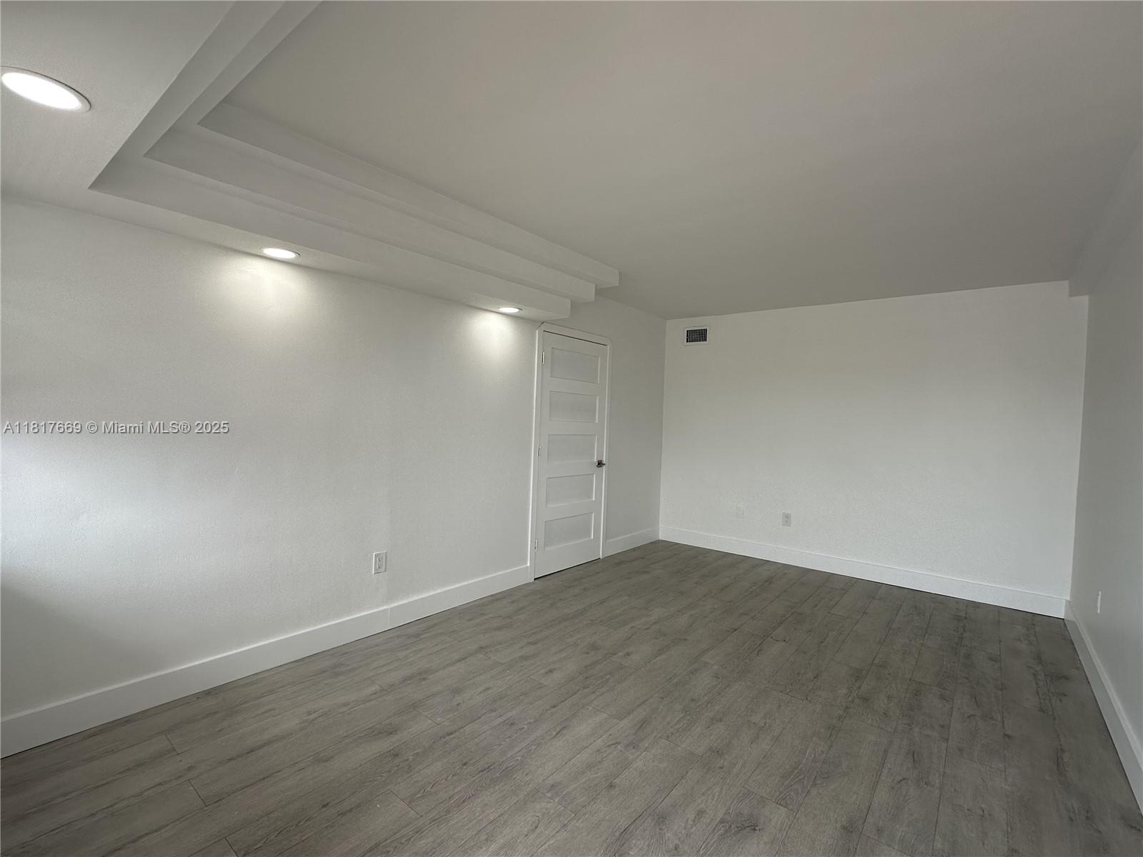 Rental Property at 525 Meridian Ave 406, Miami Beach, Miami-Dade County, Florida - Bedrooms: 2 
Bathrooms: 1  - $2,450 MO.