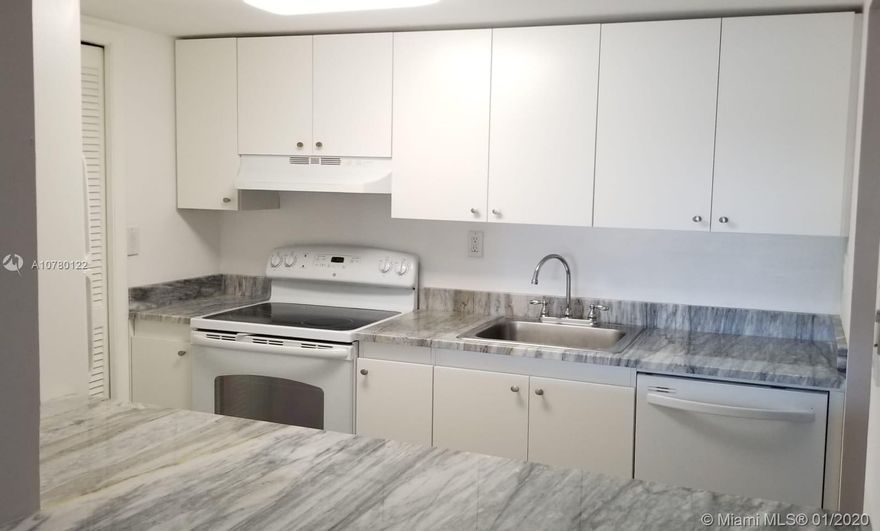 NEW REMODELED 2 BEDROOMS 2 BATHROOMS CONDO, POOL VIEW, ENTRANCE LOBBY AND ELEVATOR, UNIT IN VERY GOOD CONDITION WITH NEW WOOD FLOORS, NEW KITCHEN CABINETS AND BEAUTIFUL GRANITE COUNTERTOPS. GREAT LOCATION CLOSE TO I-75 AND SHOPPING CENTERS. PROPERTY HAS ACCESS TO BONAVENTURE TOWN CENTER, TENNIS, SPA, EXCERSICE ROOM, ETC.